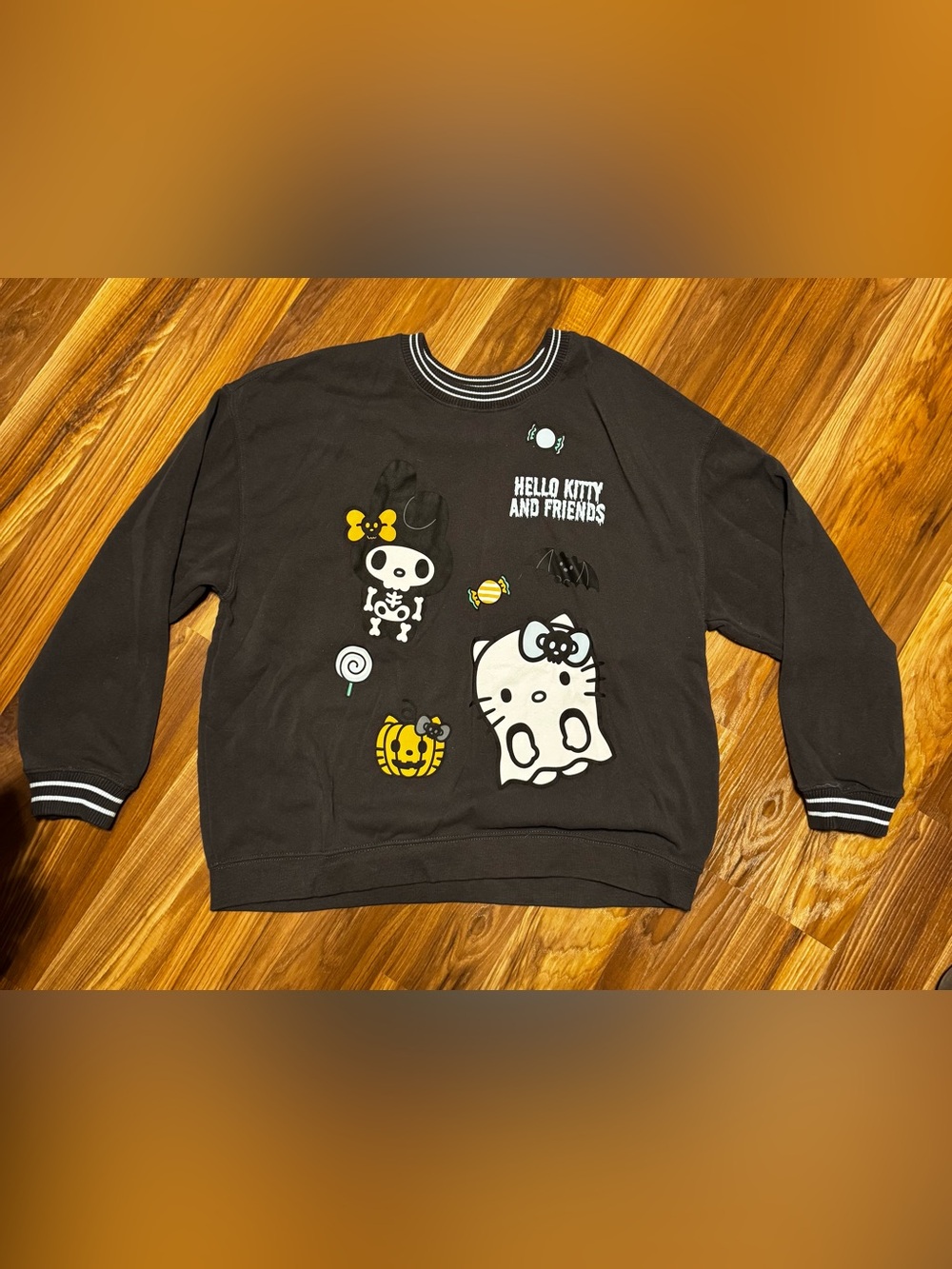 🚨 Hello Kitty and Friends gray Crewneck with Halloween Glow in the dark!